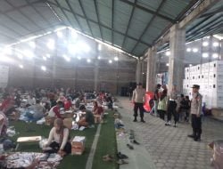 Satgas Operasi Mantap Brata (OMB), Satuan Tugas Preventif, khususnya Subsatuan Gudang Logistik Polres Magetan bersiaga 24 jam di gudang logistik KPU Magetan untuk memastikan keamanan surat suara. 