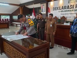 Wakapolres Probolinggo Kompol Supiyan S.Sos menghadiri sekaligus mendukung kegiatan deklarasi pemilu damai yang diselenggarakan oleh pengurus HMI (Himpunan Mahasiswa Islam) Kabupaten Probolinggo, Selasa (23/1/2024). 