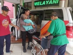 Kapolres Nganjuk AKBP Muhammad, S.H., S.I.K., M.Si., mengkonfirmasi pihaknya memenuhi janji untuk mendampingi pemeriksaan dan pengobatan lanjutan kepada Mbah Iksan(60), warga Desa Semare, Kecamatan Berbek, Kabupaten Nganjuk, Selasa (23/01/2024).