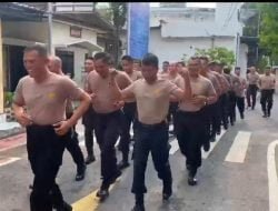 Anggota Sat Samapta Polres Nganjuk melaksanakan lari pagi dan latihan Peraturan Baris Berbaris (PBB) sebagai upaya untuk meningkatkan dan menjaga kebugaran serta memupuk kedisiplinan, Rabu (24/01/2024). 