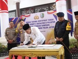 Komandan Satuan Brimob Polda Jatim Kombes Suryo Sudarmadi S.IK, MH mewakili Korps Brimob Polri dan Polda Jawa Timur mengucapkan terima kasih kepada Bupati Sampang H. Slamet Junaidi beserta jajarannya atas pemberian hibah tanah kepada Kepolisian Negara Republik Indonesia.