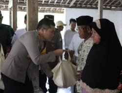 Kapolres Nganjuk AKBP Muhammad, S.H., S.I.K., M.Si.,gencarkan program “Nusantara Coolong System” (NCS) melalui Bakti Sosial dan pengobatan gratis kepada warga Desa Ngepung, Kecamatan patianrowo Kabupaten Nganjuk, Rabu (24/01/2024). 