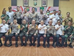 Dalam menanggapi meningkatnya frekuensi aksi tawuran di tiga perbatasan wilayah Tanjung Duren, Tambora, dan Gambir yakni di Banjir Kanal Barat, Polsek Tanjung Duren mengambil langkah dengan menggelar Rapat Koordinasi Kamtibmas Lintas Sektoral di Aula Polsek Tanjung Duren Jakarta Barat, Rabu, 24/1/2024. 