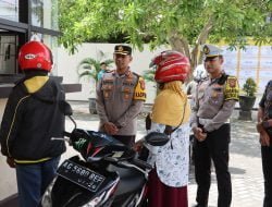 Untuk memastikan bahwa Anggota Polri yang bertugas dipelayanan masyarakat telah melaksanakan tugas dengan baik dan profesional, Kapolres mengunjungi Kantor Bersama Samsat Tulungagung.