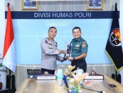 Kadiv Humas Polri Irjen. Pol. Sandi Nugroho menerima kunjungan Kapuspen TNI Nugraha Gumilar beserta rombongan di Gedung Humas Polri, Kamis (25/1/24). 