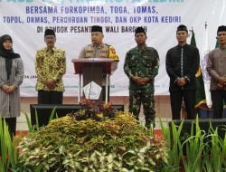 Sebagai wujud komitmen bersama untuk memastikan keamanan dan kelancaran Pemilu, tokoh agama (Toga) yang tergabung dalam Paguyuban Antar Umat beragama dan Penganut Kepercayaan (PAUB/PK) Kota Kediri menggelar Deklarasi Pemilu Damai di Ponpes Wali Barokah LDII Kota Kediri, Rabu Malam (24/1).