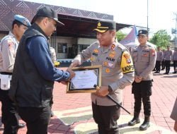 Bupati Ngawi H Ony Anwar Harsono mengapresiasi kinerja Polri khususnya Polres Ngawi dengan memberi piagam penghargaan.