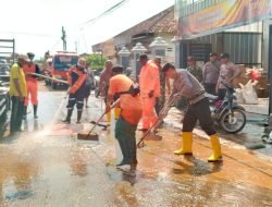 Sinergitas antara Kepolisan, TNI, Pemerintah dan masyarakat di tunjukkan dalam kegiatan penanggulangan bencana banjir di jembatan Desa Joho Kecamatan Kalidawir, Kabupaten Tulungagung.