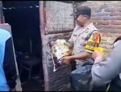 Kapolres Nganjuk, AKBP Muhammad, S.H., S.I.K., M.Si., melalui Bhabinkamtibmas Kelurahan Ploso, Polsek Nganjuk Kota Aiptu Didik Purnawan menyalurkan bantuan sembako kepada warga yang mengalami gangguan jiwa (ODGJ). 