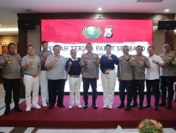 Kapolda Jawa Timur Irjen Pol Drs Imam Sugianto,M.Si bersama Pejabat Utama (PJU) Polda Jatim, secara simbolis menerima 5000 paket sembako dari yayasan Budha Tzu Chi Indonesia, kantor perwakilan Surabaya. 