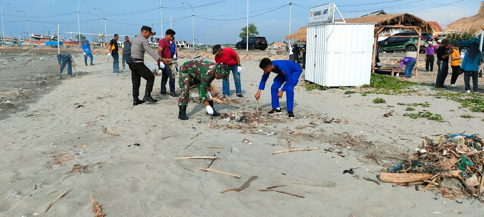 Satpolairud Polres Pamekasan, bersama instansi terkait dan masyarakat nelayan Tlanakan, melaksanakan kegiatan “Sapu Bersih Sampah Laut” di pesisir Pantai Tiga Dermaga Desa Branta Pesisir, Kec. Tlanakan, Kab. Pamekasan.