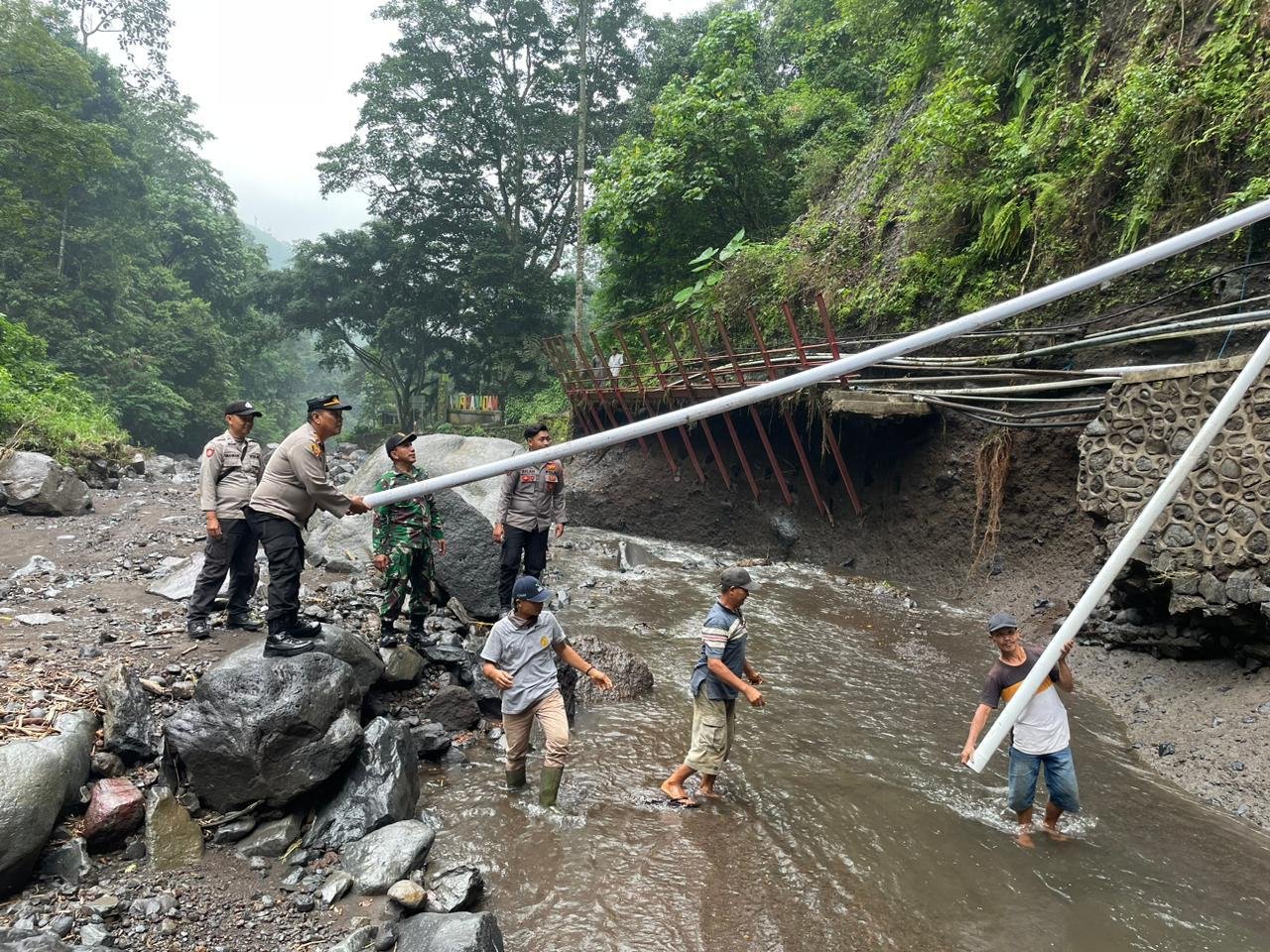 Antisipasi Krisis Air Bersih Polisi Bersama Forkopimka dan Warga Perbaiki Pipa  