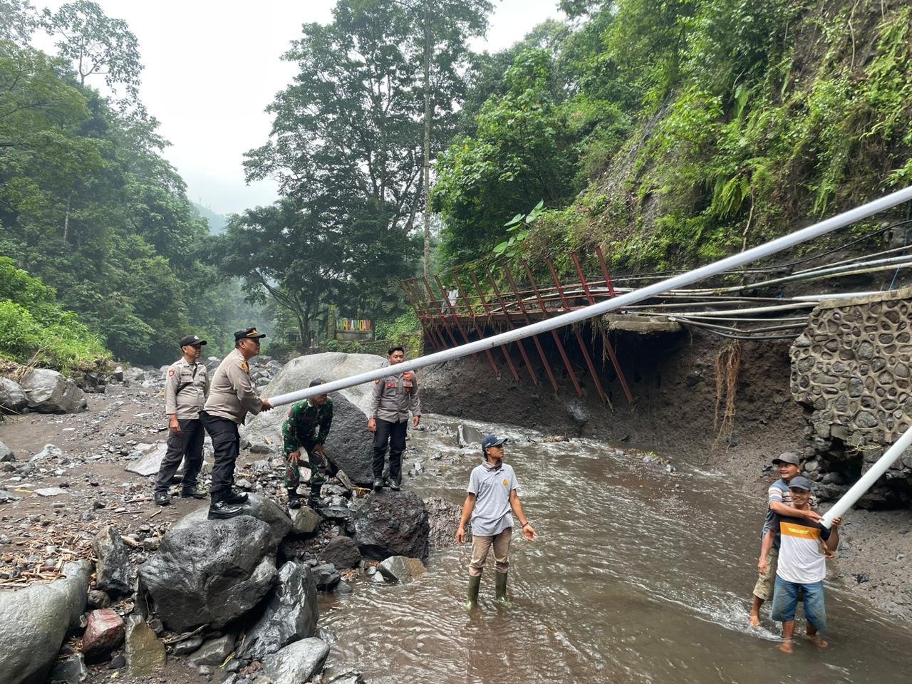 Intensitas curah hujan yang cukup tinggi di wilayah Kabupaten Probolinggo, Jawa Timur mengakibatkan banjir dan tanah longsor di Desa Negororejo Kecamatan Lumbang Kabupaten Probolinggo.