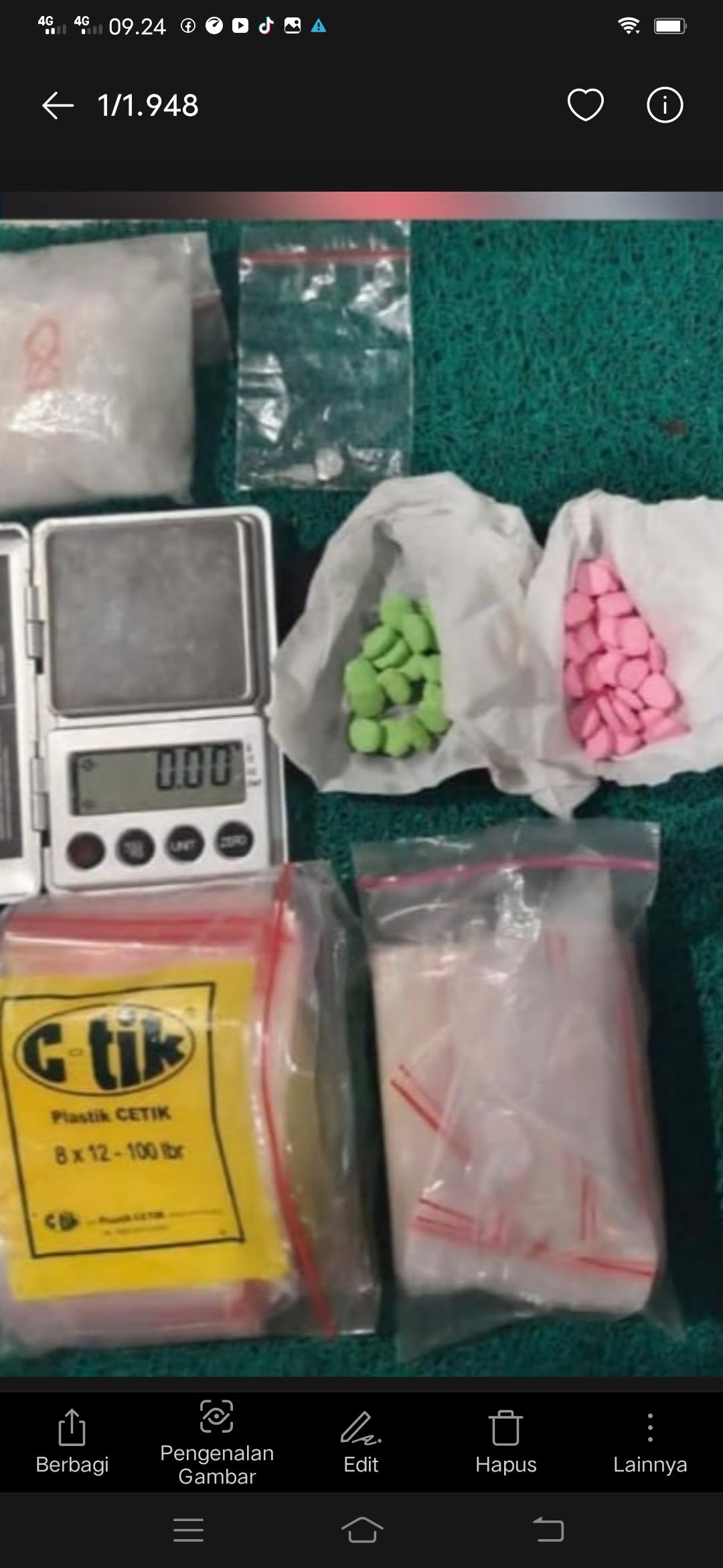 Polrestabes Surabaya kembali membekuk pengedar narkoba berupa sabu dan extasi pada, Rabu 24 Januari 2024, sekira pukul 17.30 WIB.