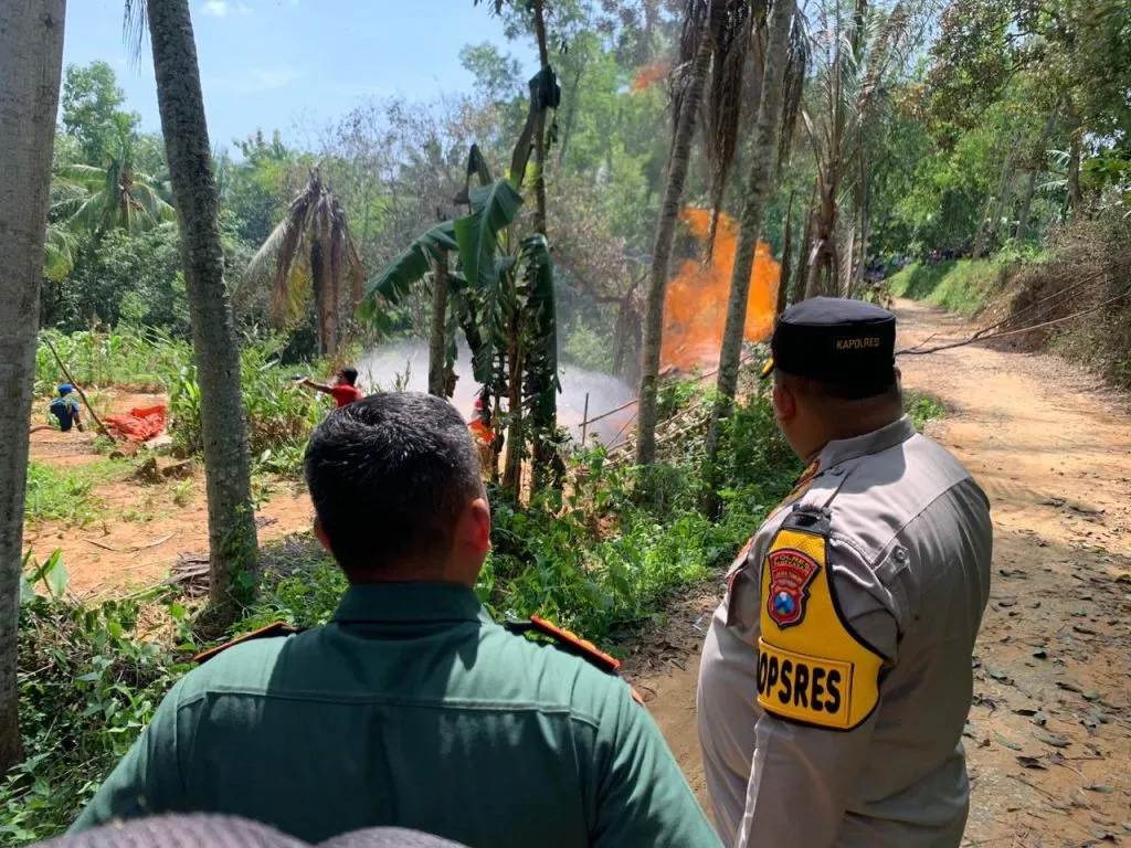 Kapolres Pamekasan Cek Galian Sumur Bor Warga Kadur yang Keluar Api Setinggi 6 Meter, Imbau Warga Tak Mendekat