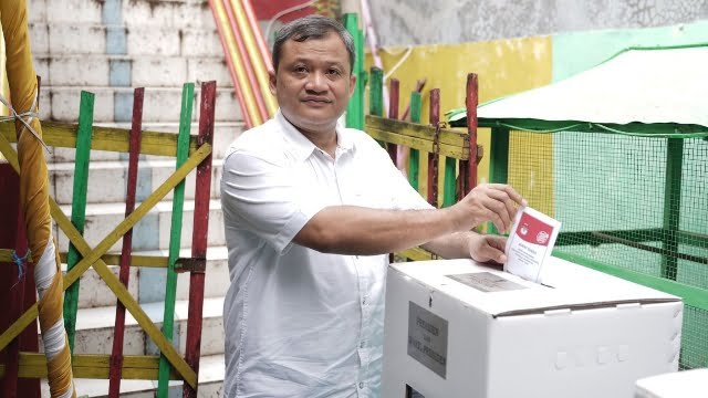 Pj Bupati Sampang Salurkan Hak Pilih di TPS 38 Kelurahan Gunung Sekar