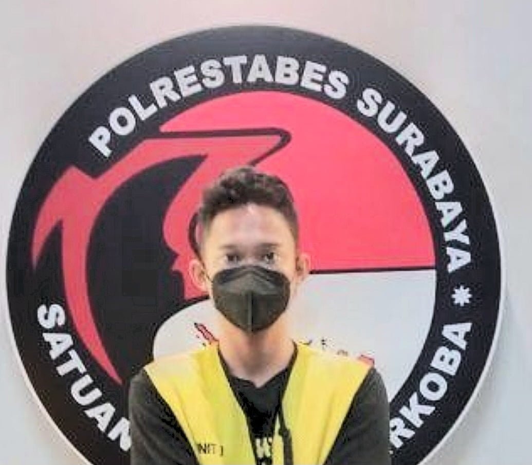 Nasib Apes dialami oleh tersangka AR (24) warga Wisma Lidah Kulon Surabaya yang tinggal di Jalan Merah Delima Regenc Driyorejo Gresik. Pagi dini hari sudah didatangi tamu dari Polrestabes Surabaya.