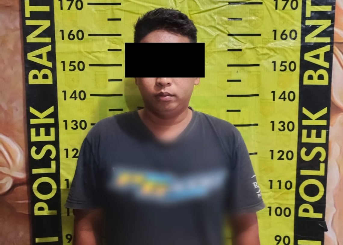 Aparat Kepolisian Resor Malang, Polda Jatim, berhasil mengamankan seorang pemuda berinisial SA (25), warga Kecamatan Bantur, Kabupaten Malang. Dia diringkus polisi lantaran kedapatan mengedarkan ratusan obat keras berbahaya atau kerap disebut pil koplo.