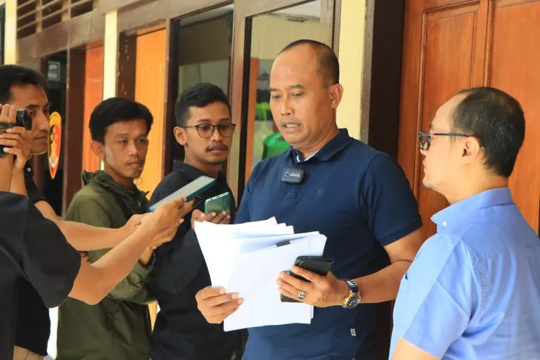 Jawab Tuduhan Lakukan Pembiaran  Tambang Ilegal Kasat Reskrim Polres Tuban Tunjukkan Dokumen Sah