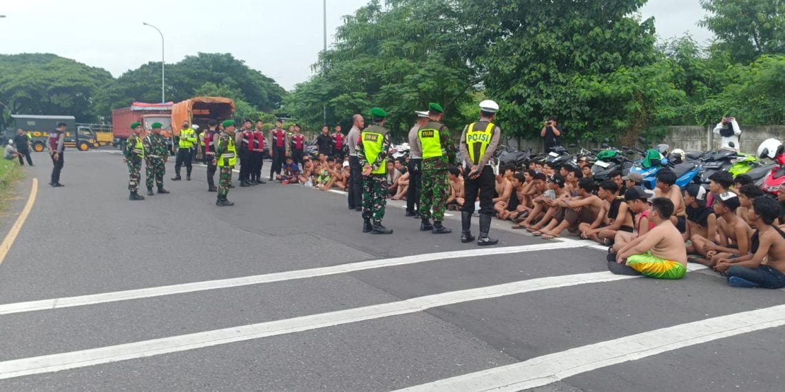 Satlantas Polresta Sidoarjo bersama Kodim 0816 Sidoarjo dan Dinas Perhubungan Kabupaten Sidoarjo melakukan penertiban balap liar di kawasan Lingkar Mas Waru, Sabtu (24/2/2024) sore.