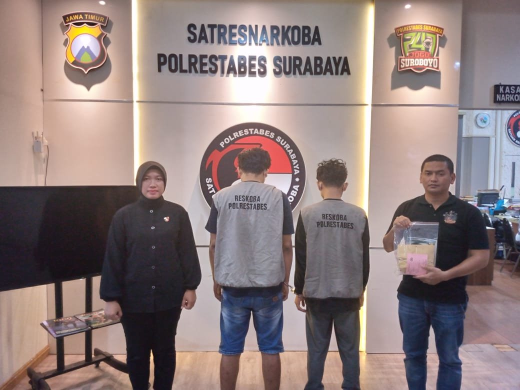 Dua orang diduga pengedar barang haram Narkotika jenis sabu dan ekstasi dibekuk oleh Kepolisian Satresnarkoba Polrestabes Surabaya, sekira pukul 22.30 WIB di Jalan Karangan Surabaya, Senin (22/1) pekan lalu.