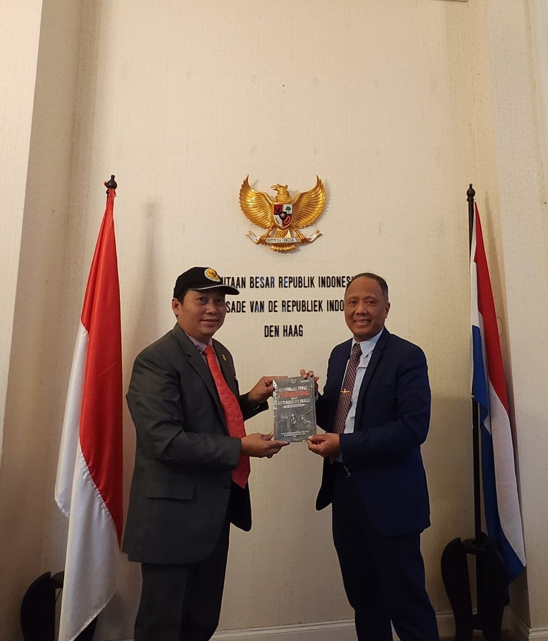 Buku berjudul Radikalisme Terorisme dan Deradikalisasi di Indonesia, yang merupakan karya dari As SDM Polri Irjen Dedi Prasetyo diserahkan ke beberapa Duta Besar (Dubes). 