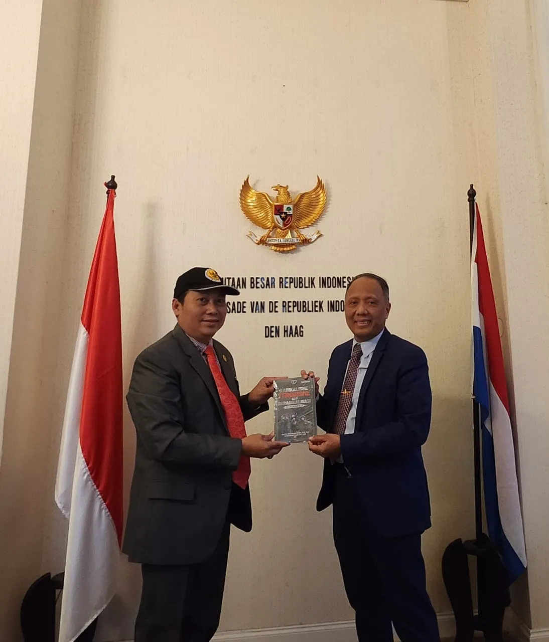 Buku berjudul Radikalisme Terorisme dan Deradikalisasi di Indonesia, yang merupakan karya dari As SDM Polri Irjen Dedi Prasetyo diserahkan ke beberapa Duta Besar (Dubes). 