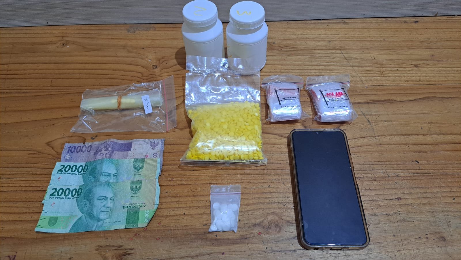 Satresnarkoba Polres Situbondo Polda Jatim menangkap seorang pria berinisial TF (33) karena diduga menyimpan dan mengedarkan Obat Keras Berbahaya (Okerbaya) jenis Pil Trex dan Pil Dextro.