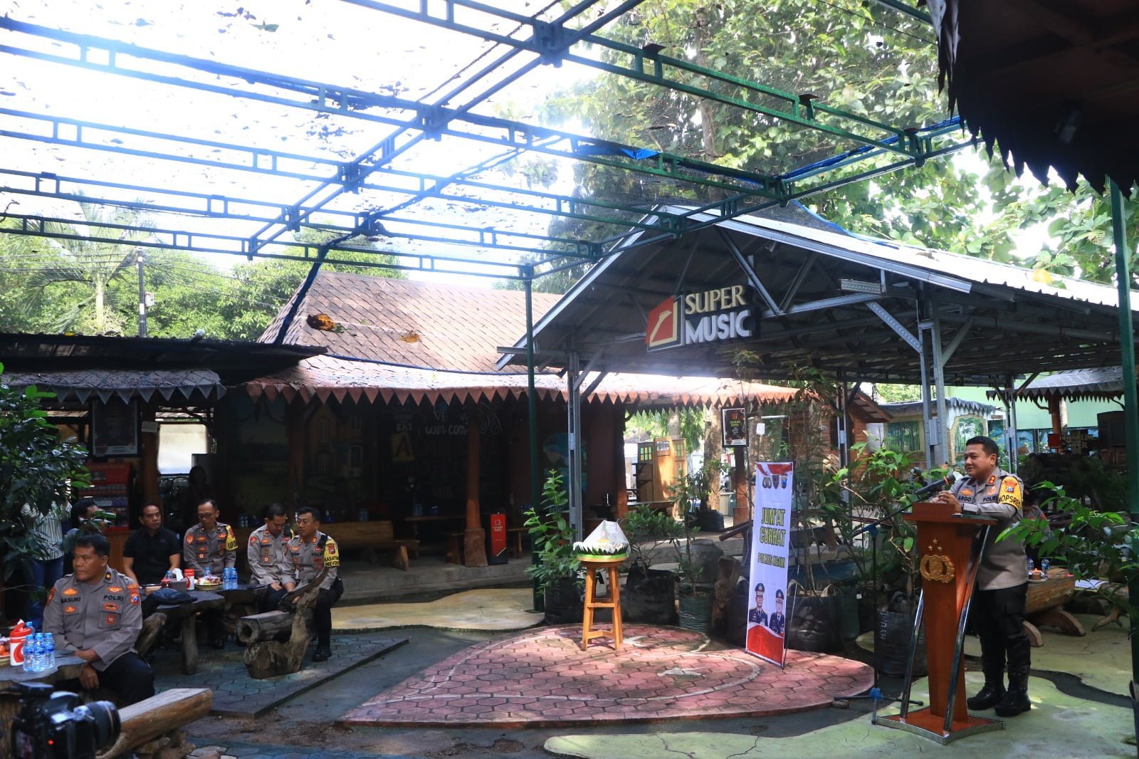 Menciptakan kondusifitas lingkungan juga diperlukan komunikasi antara kepolisian dengan masyarakat, sehingga Harkamtibmas dapat tercipta.