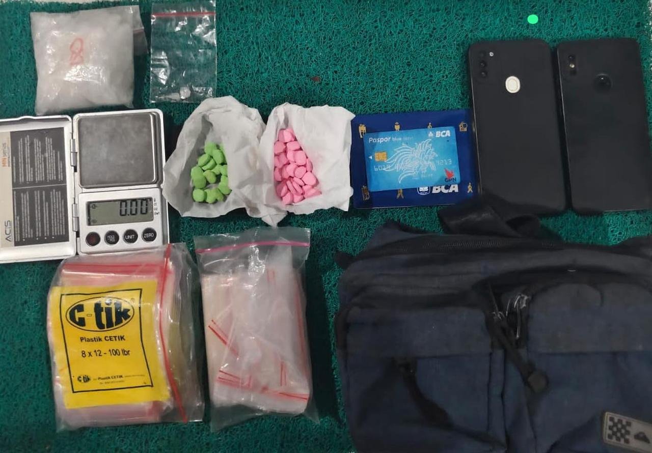 Satu pria warga Waru Sidoarjo, diamankan Satresnarkoba Polrestabes Surabaya lantaran hendak menjual narkoba jenis sabu dan pil ekstasi. 