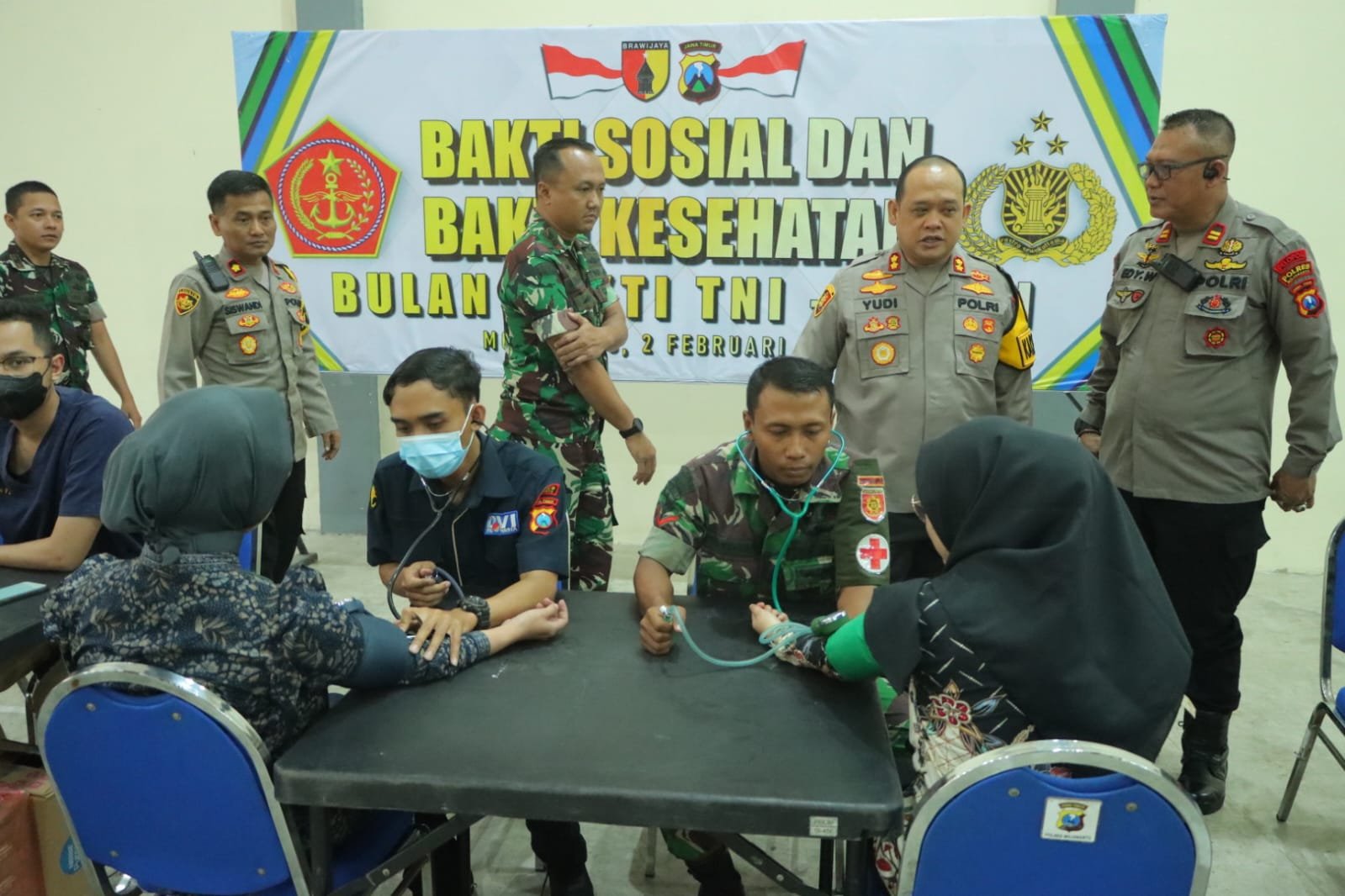Polres Mojokerto bersama Kodim 0815/Mojokerto, menggelar bakti kesehatan pengobatan gratis untuk masyarakat di Desa Menanggal, Kecamatan Mojosari, Kabupaten Mojokerto, Jum'at (2/2/2024). 