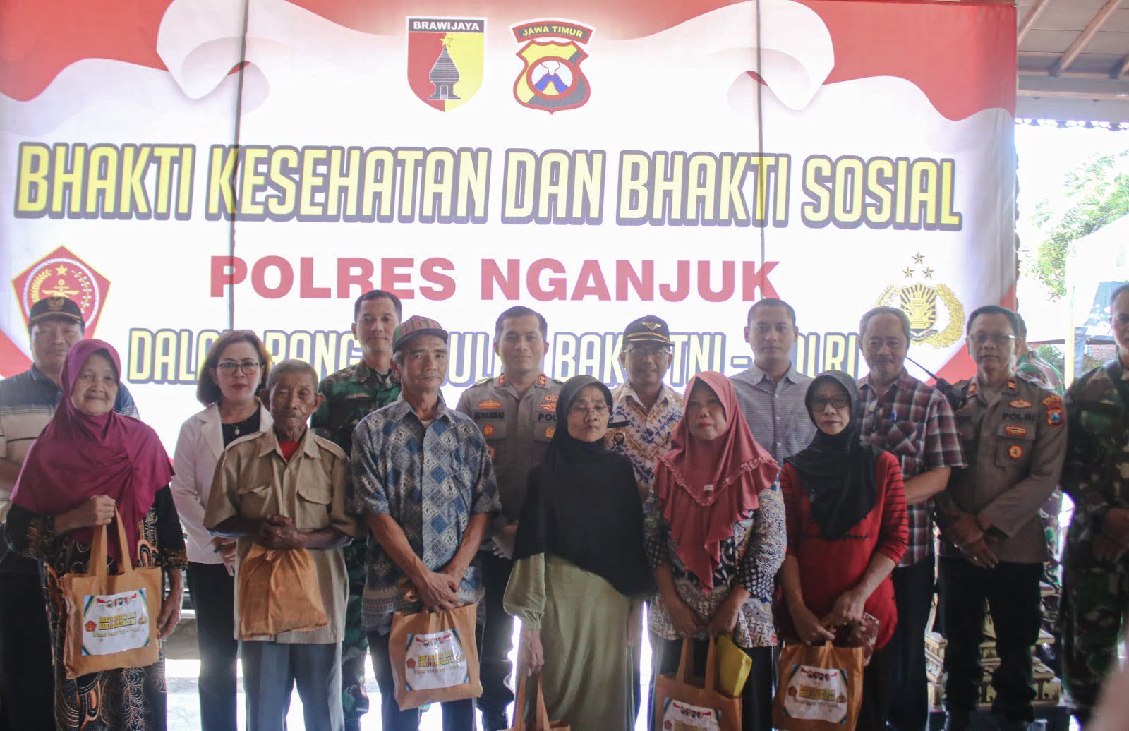 Dalam rangka Bulan Bakti TNI- Polri untuk menjalin soliditas dan sinergitas antar instansi khususnya TNI dan Polri jelang tahap pemungutan suara dan penghitungan suara Pemilu 2024, Polres Nganjuk dan Kodim 0810/Nganjuk menggelar kegiatan bantuan sosial dan pengobatan gratis bagi warga Desa Sidokare, Kecamatan Rejoso, Kabupaten Nganjuk, Jumat (02/02/2024). 