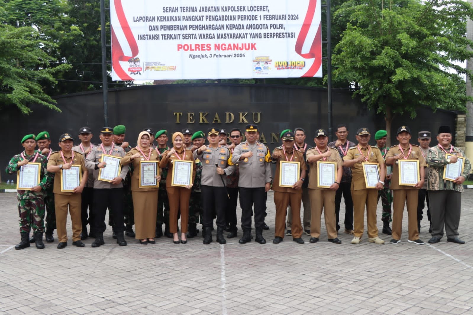 Piagam penghargaan diserahkan langsung oleh Kapolres Nganjuk melalui upacara yang digelar di lapangan apel Polres Nganjuk, yang dihadiri oleh Wakapolres Nganjuk, Pejabat Utama (PJU), Kapolsek jajaran serta anggota Polres Nganjuk. 