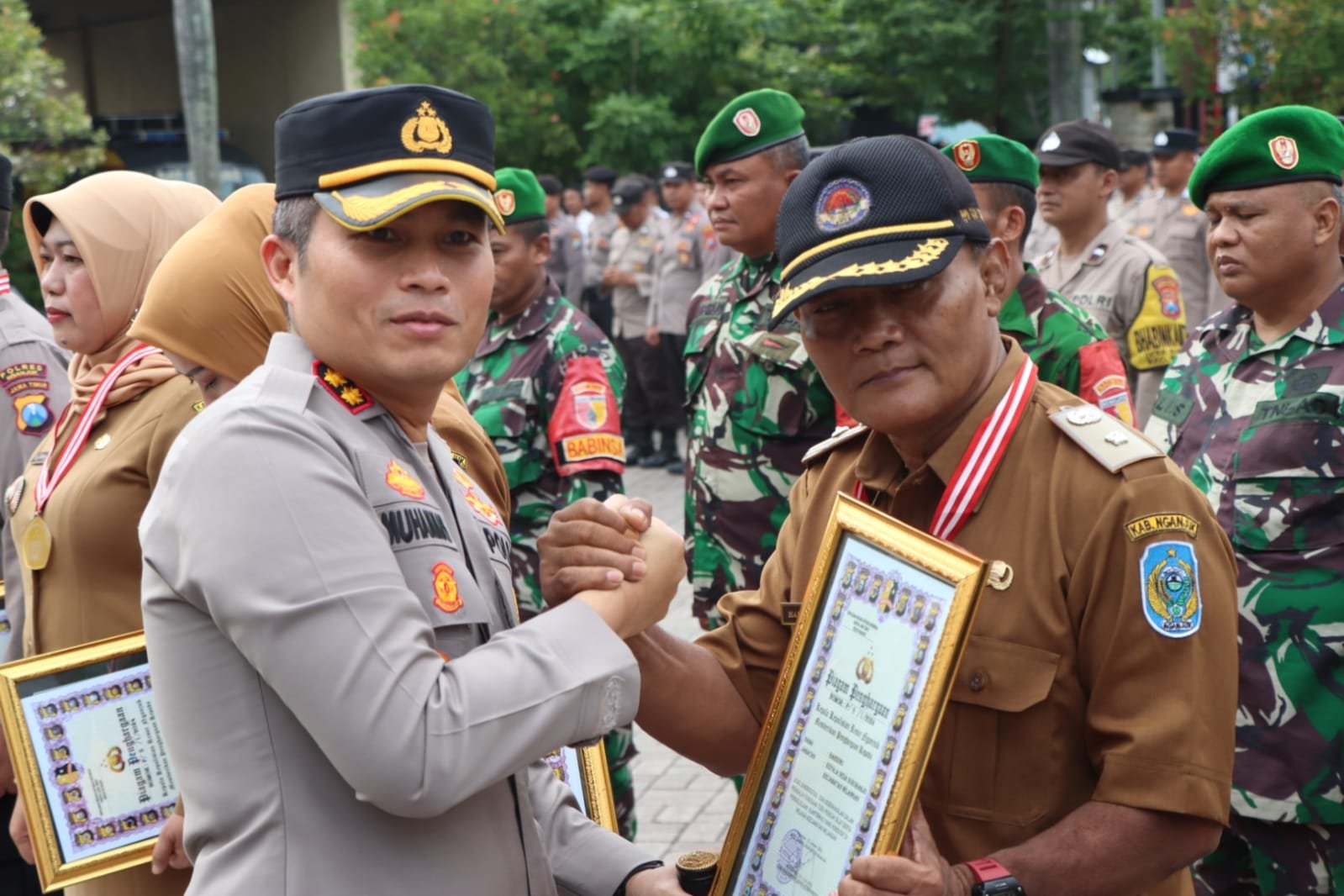 Kapolres Nganjuk, AKBP Muhammad, S.H., S.I.K., M.Si., memberikan reward berupa piagam penghargaan kepada Danramil Wilangan beserta anggota, Kapolsek Wilangan beserta anggota, Camat Wilangan dan para Kades se -Kecamatan Wilangan serta para Ketua Perguruan Silat se Kecamatan Wilangan yang mendukung atas program alih fungsi atau perobohan tugu Perguruan Silat, Sabtu (03/02/2024).