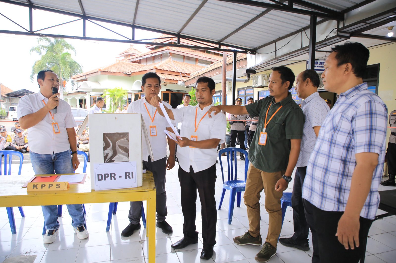 Menjelang Pemilihan Umum 2024, Polres Madiun memperkuat kesiapannya dengan menggelar simulasi pengamanan Tempat Pemungutan Suara (TPS) secara intensif yang diikuti oleh 373 personel Polres Madiun yang bertugas di TPS, Sabtu (3/2).