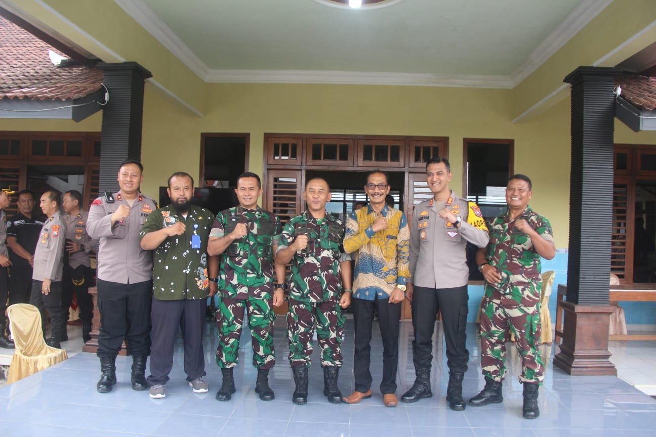 Sinergitas TNI-Polri kembali ditunjukkan dalam Bulan Bhakti TNI-Polri yang diselenggarakan serentak di Jawa Timur. 