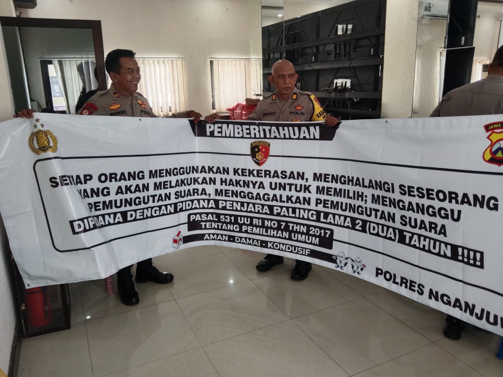 Kapolres Nganjuk, AKBP Muhammad, S.H., S.I.K., M.Si., mengimbau kepada siapapun untuk tidak menghalangi atau menggangu pelaksanaan Pemilu 2024 mengingat ada konsekuensi hukumnya dan dapat dipidanakan.