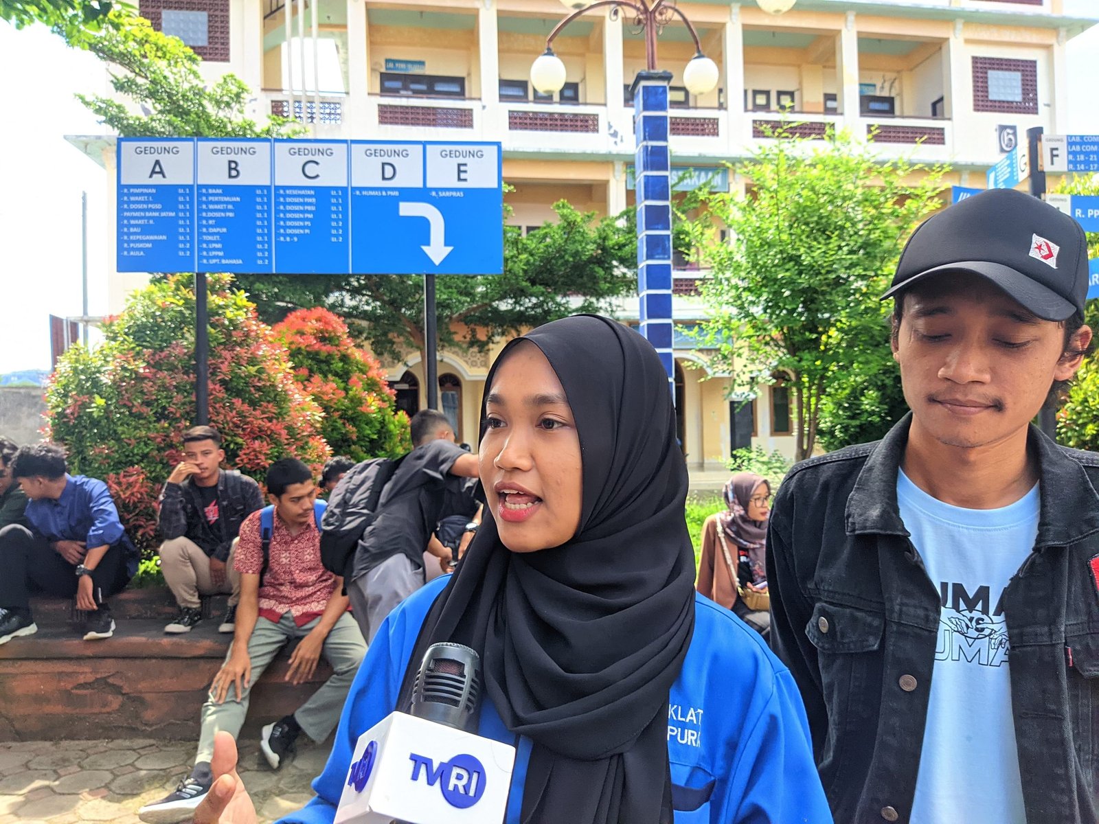 Sejumlah mahasiswa di Kabupaten Pacitan menggelar deklarasi tolak politisasi kampus menjelang Pemilu 2024. Deklarasi ini dibacakan di depan Kampus STKIP PGRI Pacitan pada hari Sabtu (4/2/2024).