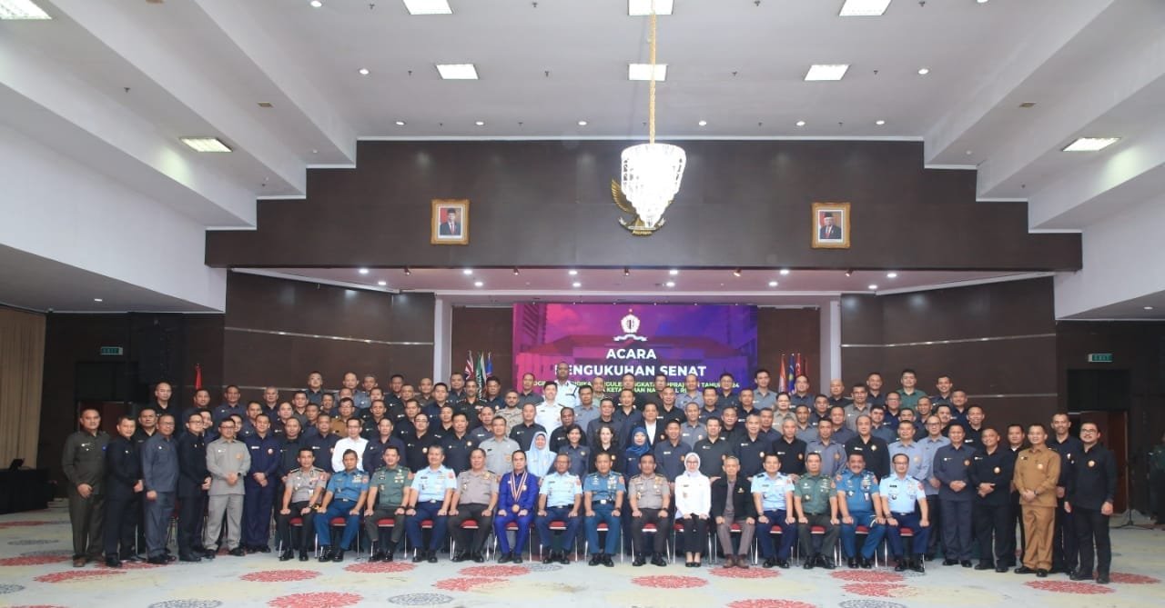 Plt. Gubernur Lemhannas RI Laksdya TNI Maman Firmansyah secara resmi mengukuhkan Kombes Pol Jefri Ronald Parulian Siagian, S.I.K., M.H. sebagai Ketua Senat Peserta Program Pendidikan Reguler Angkatan (PPRA) 66 bertempat di Ruang Dwi Warna Purwa, Lemhannas RI, pada Senin (5/2).