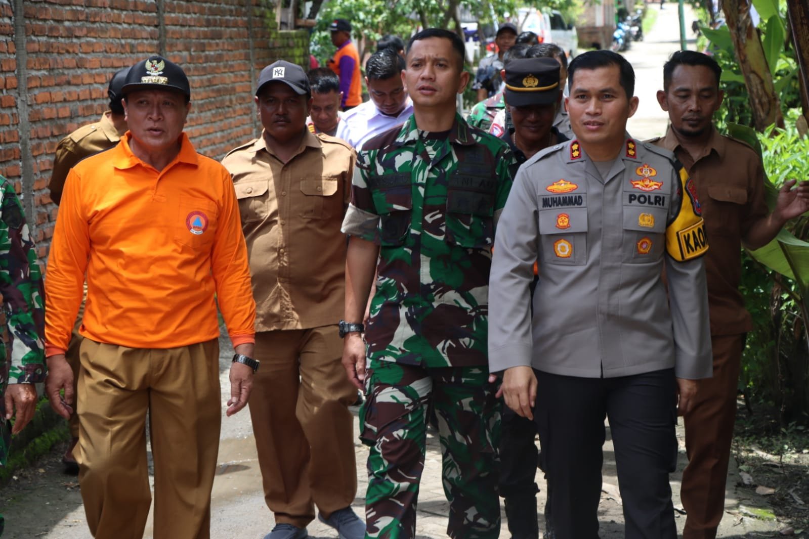 Kapolres Nganjuk, AKBP Muhammad, S.H., S.I.K., M.Si., bersama Dandim 0810/Nganjuk Letkol Inf. Andi Sasmito, S.I.P. , berikan bantuan sosial (sembako) dan juga bantuan personil untuk bersama-sama bergotong royong bantu warga Desa Gondang Wetan, Kecamatan Jatikalen, Kabupaten Nganjuk, Senin(05/02/2024). 