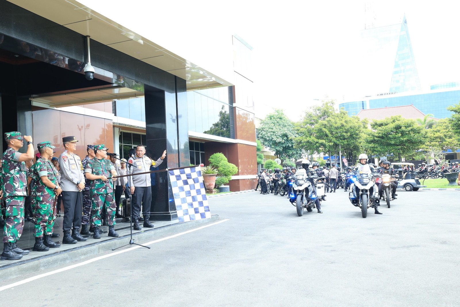 Polda Jawa Timur menggelar Apel Gelar Pasukan gabungan TNI Polri dalam rangka bulan Bhakti TNI Polri tahun 2024 di lapangan upacara Mapolda Jawa Timur, Selasa ( 6/2/24).