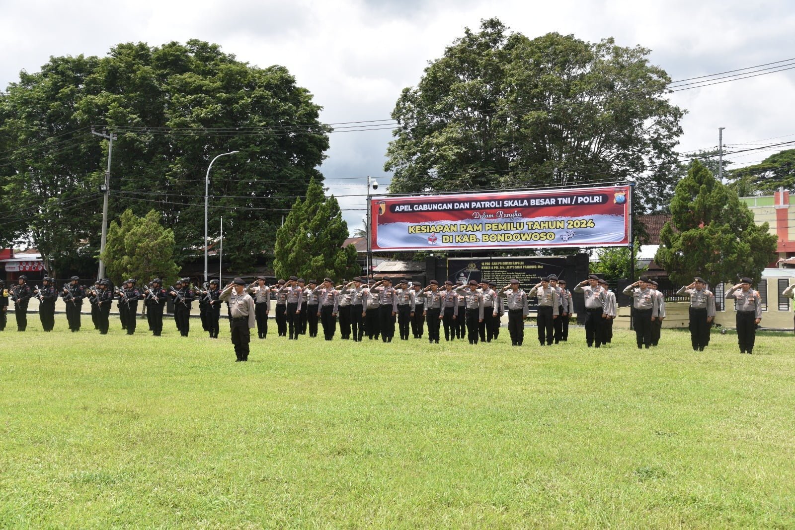 Polres Bondowoso menggelar Apel patroli skala besar. Kegiatan ini dilaksanakan untuk menciptakan rasa aman bagi masyarakat menjelang Pemilu 2024.