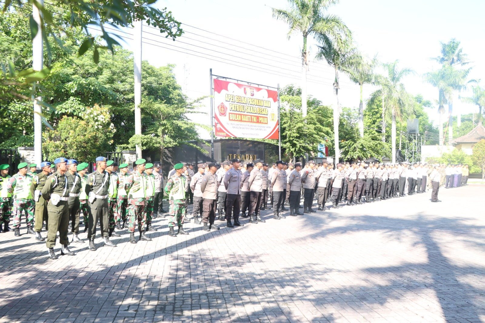 Kapolres Nganjuk, AKBP Muhammad S.H.,S.I.K., M. Si., memimpin Apel Gelar Pasukan dan Patroli Skala Besar dalam rangka Bulan Bakti TNI –Polri Tahun 2024 sebagai pengecekan kesiapan mengamankan Tahapan Pemungutan Dan Penghitungan Suara Pemilu 2024 di wilayah Nganjuk. Selasa (06/02/2024).