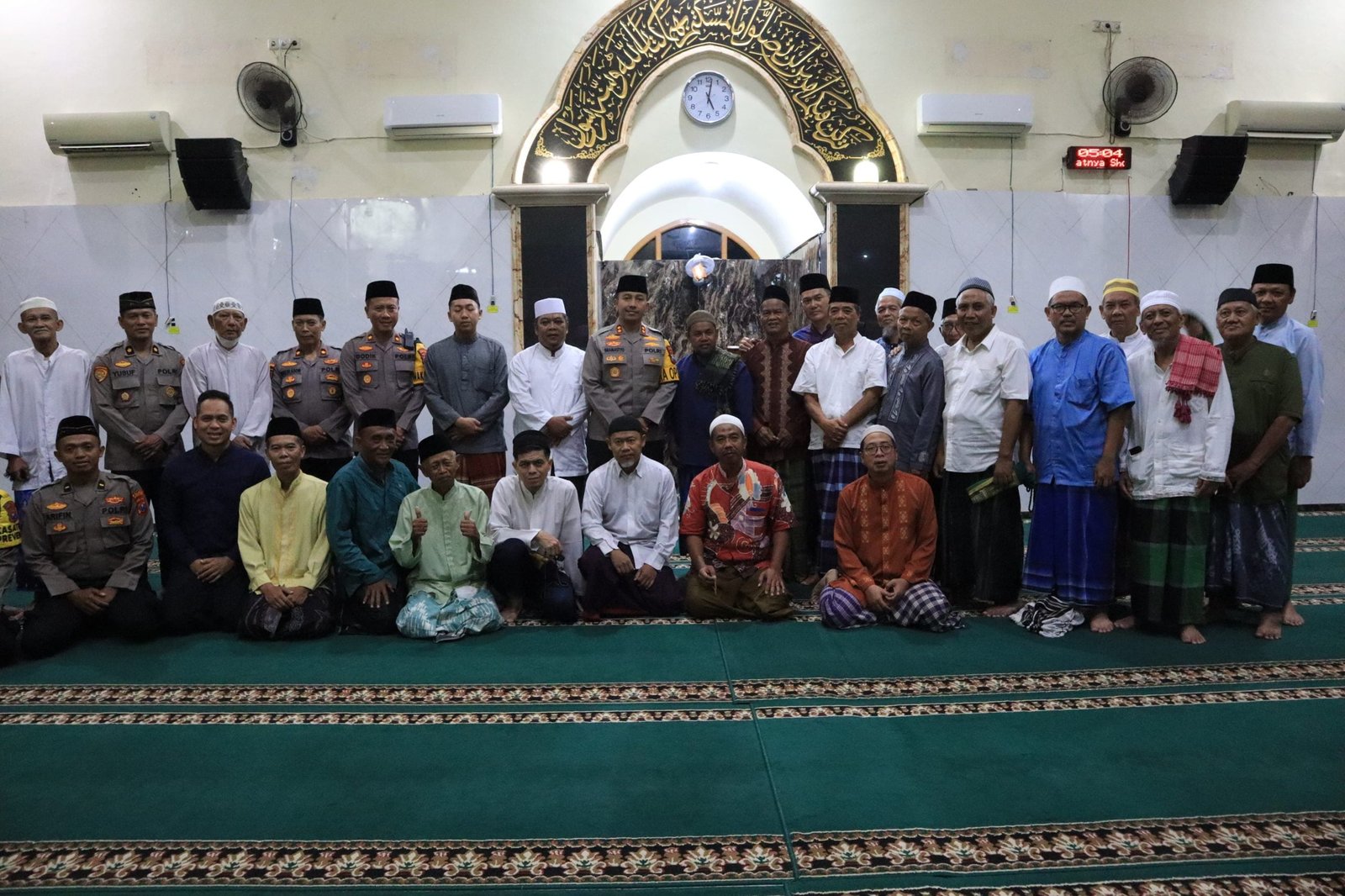 Kapolres Kediri Kota AKBP Bramastyo Priaji didampingi Wakapolres Dodik Tri Hendro Siswoyo, mengunjungi warga jamaah Masjid As Sakinah Perum Mojoroto Indah Kecamatan Mojoroto Kota Kediri.