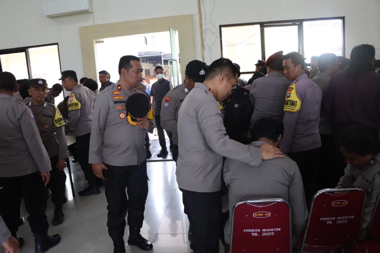 Kapolres Nganjuk, AKBP Muhammad S.H.,S.I.K., M. Si., memimpin Apel Pengecekan dan Pemeriksaan Kesehatan serta penampilan anggota Polri dalam rangka pengamanan TPS Pemilu tahun 2024, acara dilaksanakan di lapangan apel Polres Nganjuk, Rabu (07/02/2024). 