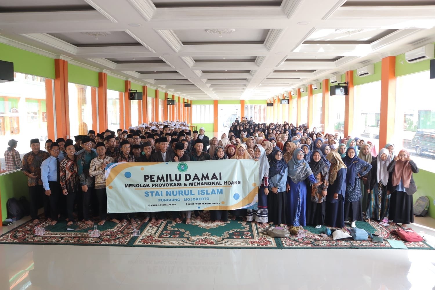 Di tengah ramainya sejumlah Perguruan Tinggi menyampaikan petisi bernada kritik terhadap Presiden Jokowi terkait Pilres 2024, Civitas Akademika dari Sekolah Tinggi Agama Islam (STAI) Nurul Islam Mojokerto melakukan Deklarasi Pemilu Damai.
