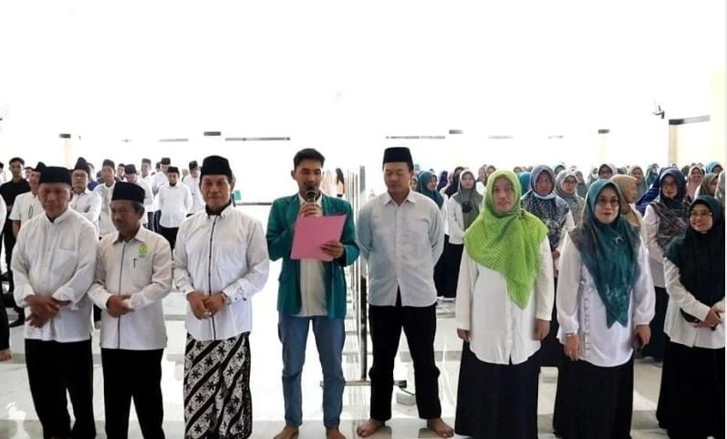 Keluarga besar IAIN Ponorogo menggelar doa bersama dan deklarasi Pemilu damai 2024 di masjid Darussalikin, Senin (5/2/2024).