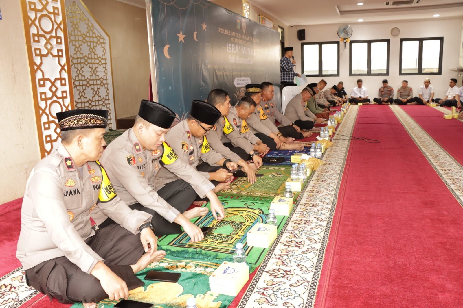 Polres Metro Jakarta Barat menyelenggarakan peringatan Isra Mi'raj Nabi Muhammad SAW tahun 1445 Hijriah tahun 2024 Masehi.