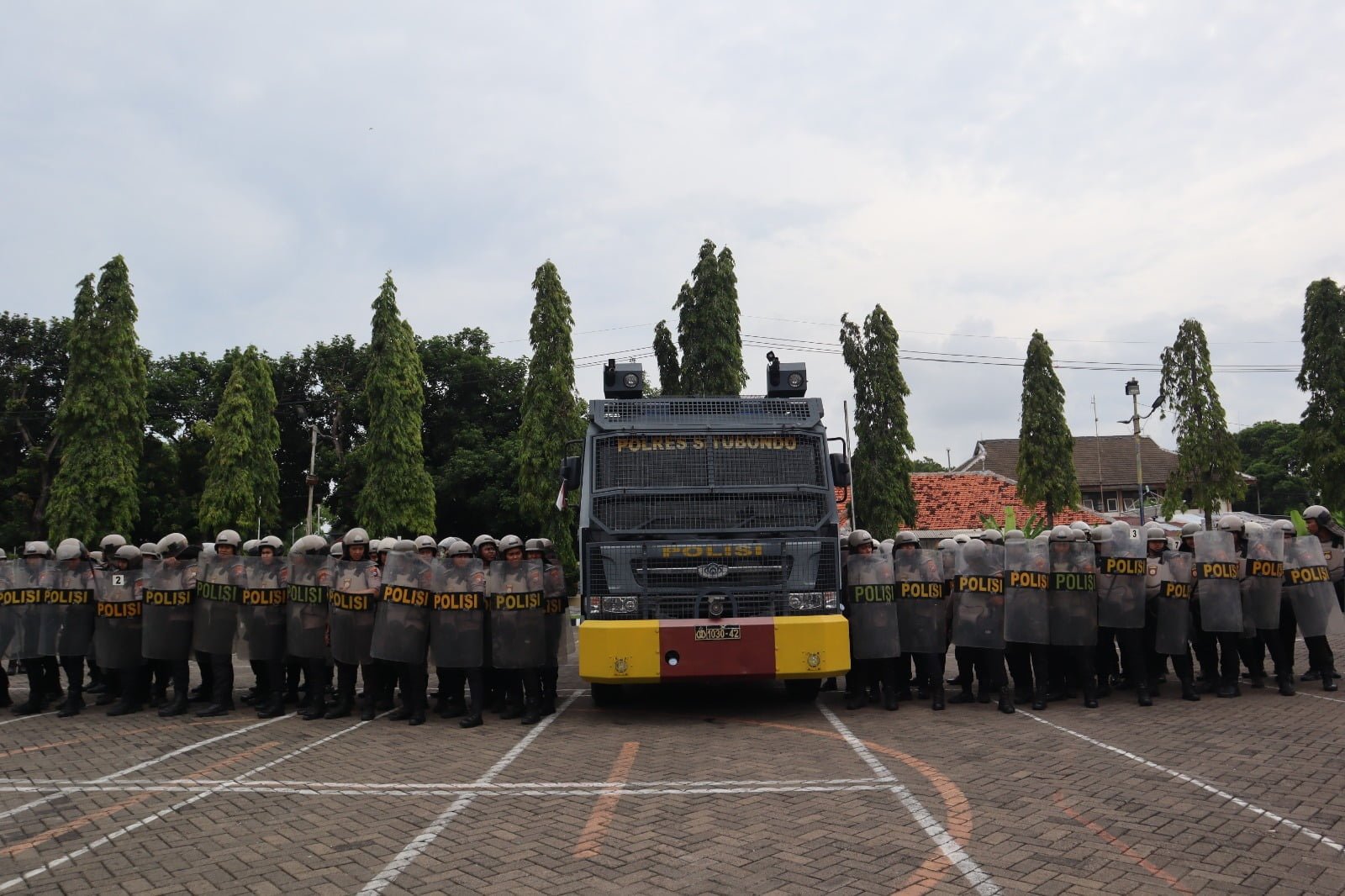 Polres Situbondo Polda Jatim kembali menggelar latihan pengendalian massa di lapangan Apel Mapolres Situbondo, Rabu (7/2/2024). 
