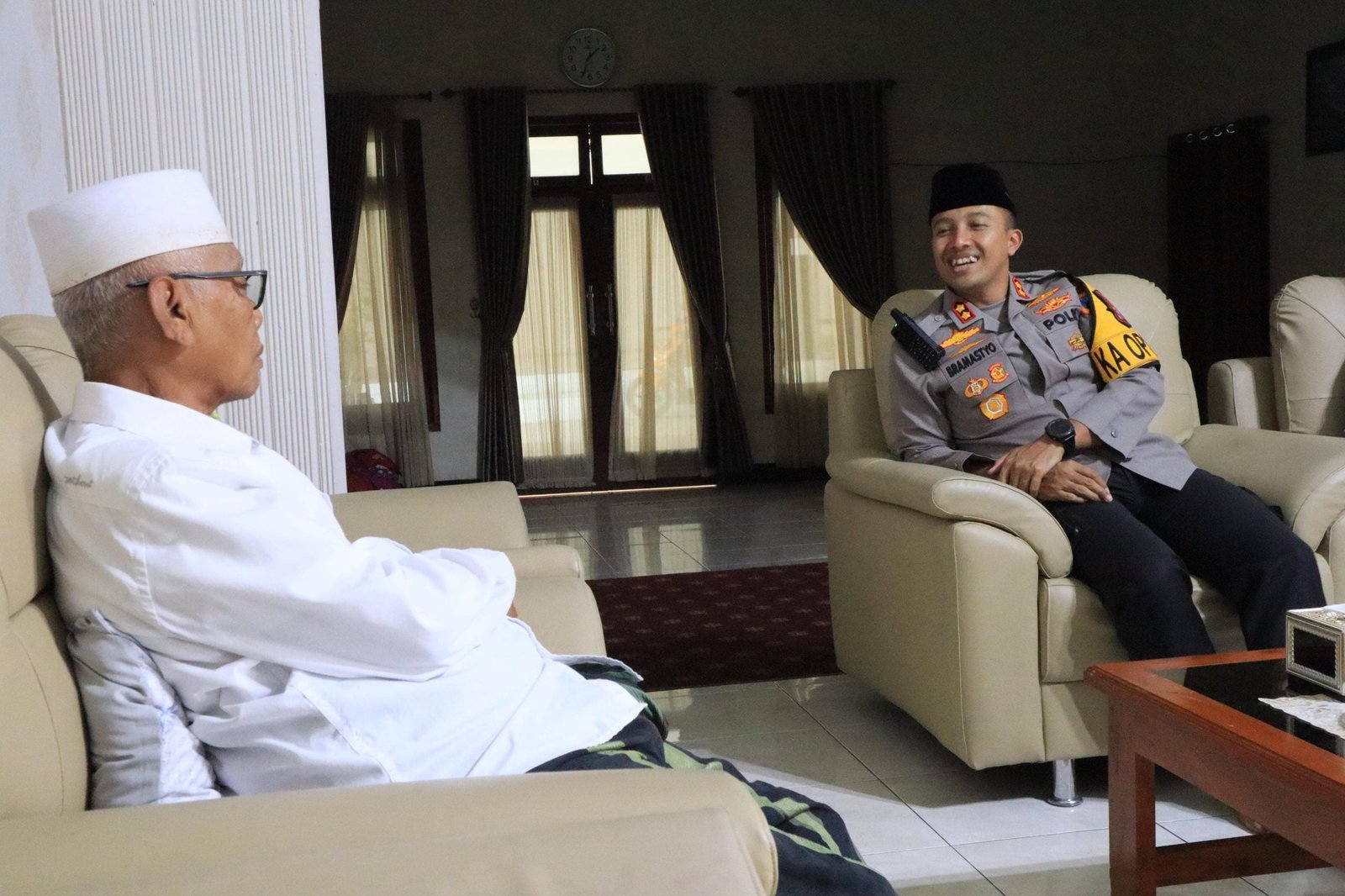 Upaya cooling system mendekati tahapan puncak Pemilu 2024 yaitu pemungutan suara, terus dilakukan oleh Kapolres Kediri Kota, AKBP Bramastyo Priaji, S.H., S.I.K., M.Si dengan sambang tokoh agama ( Toga ) dan tokoh Masyarakat (Tomas) di wilayah Kota Kediri Jawa Timur.